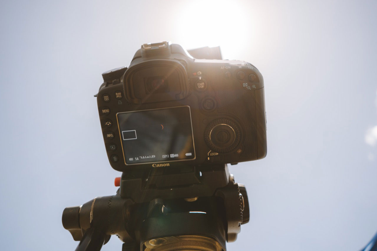 Primer plano del visor de una cámara de fotos profesional que apunta hacia un eclipse solar.