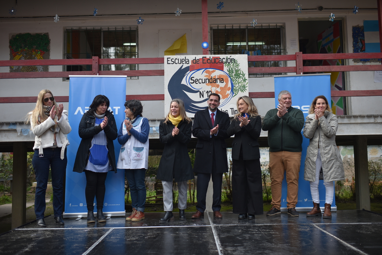 ARSAT continúa instalando antenas para brindar conexión de internet y acceso a la TDA en escuelas del delta